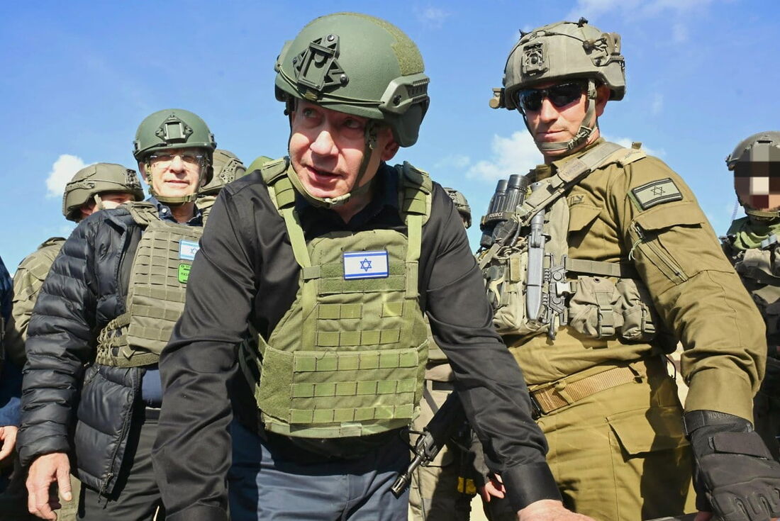 O primeiro-ministro israelense Benjamin Netanyahu (C) durante uma visita ao norte da Faixa de Gaza