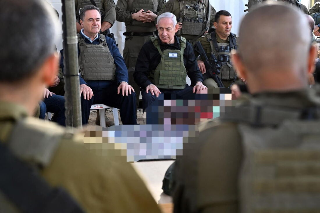 O primeiro-ministro israelense Benjamin Netanyahu (centro) e o ministro da Defesa Israel Katz (esq.) durante uma visita ao norte da Faixa de Gaza