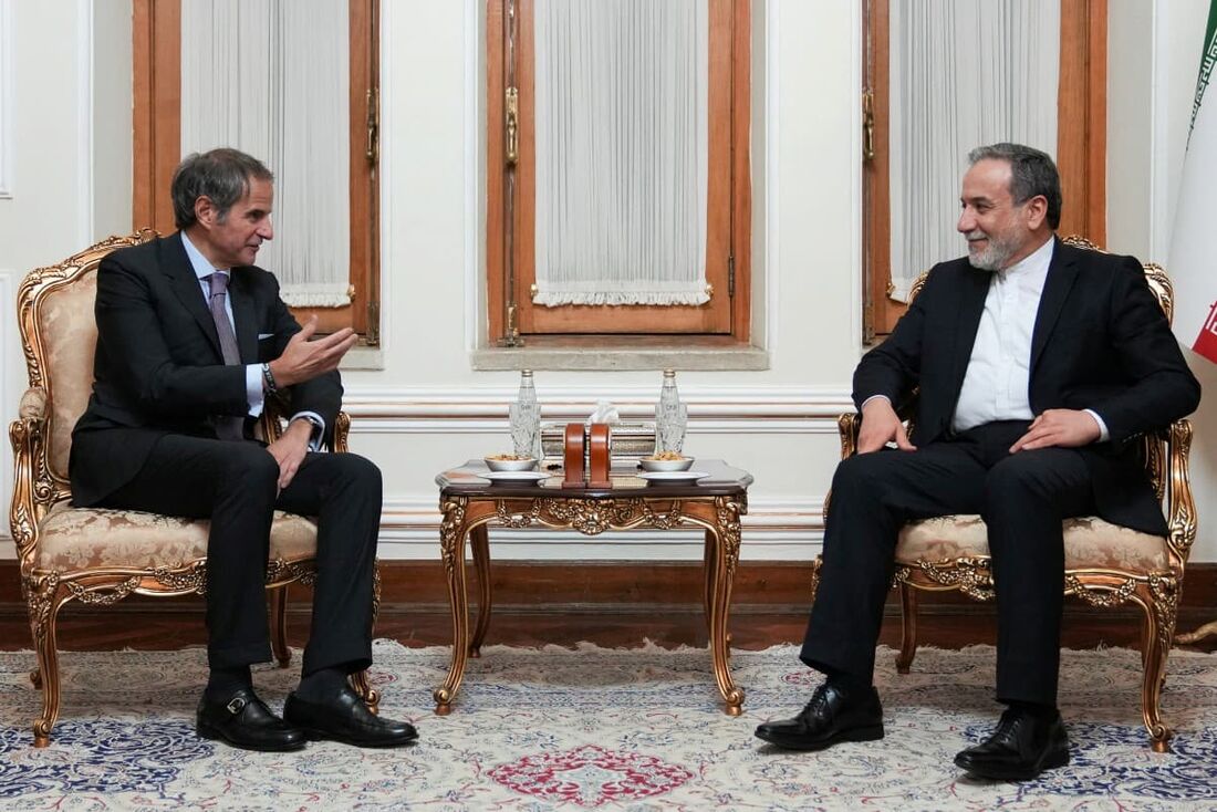O Ministério das Relações Exteriores do Irã mostra Araghchi (dir.) recebendo o diretor-geral da Agência Internacional de Energia Atômica (AIEA), Rafael Grossi