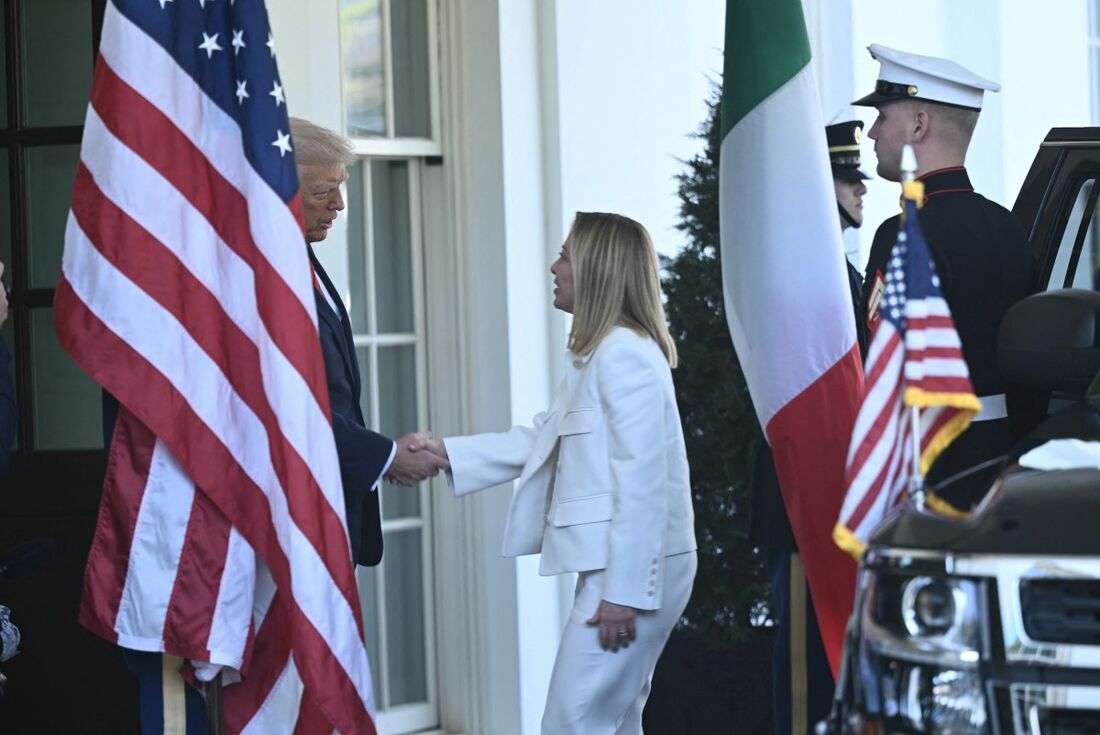 O presidente dos EUA, Donald Trump, cumprimenta a primeira-ministra italiana, Giorgia Meloni