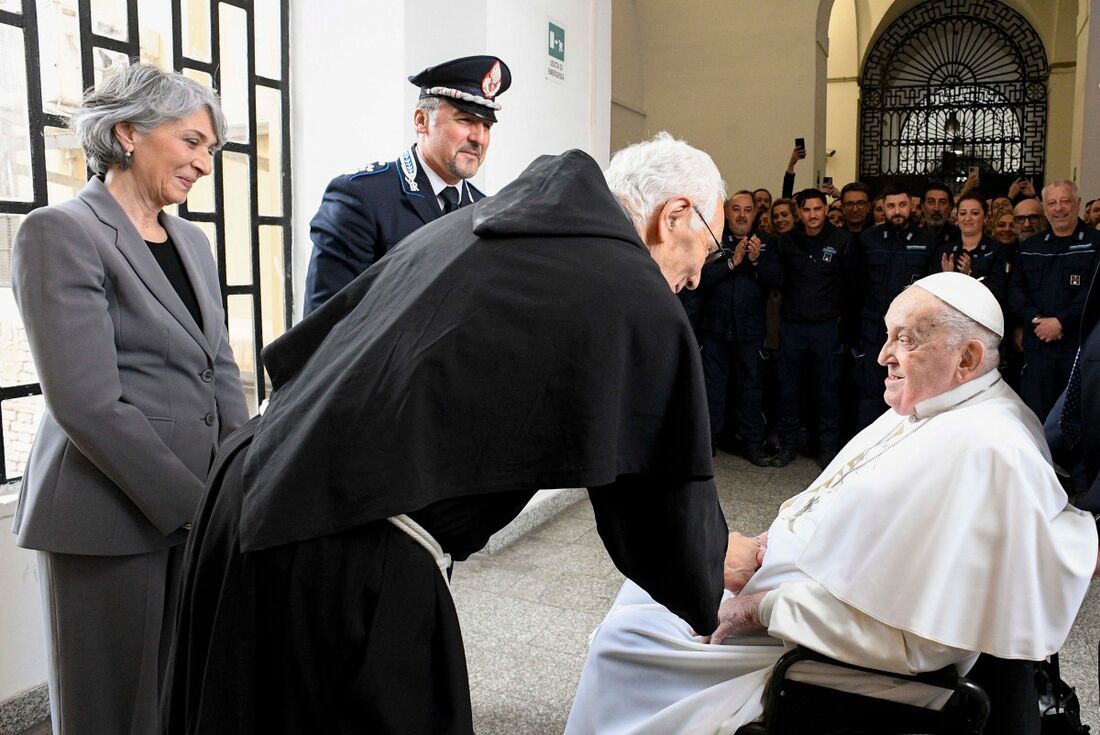 O Papa Francisco durante uma visita privada à prisão "Regina Coeli", onde se encontrou com cerca de 70 detentos como parte das celebrações da Quinta-feira Santa em Roma.