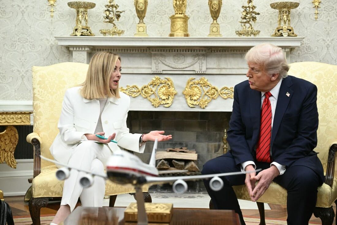 O presidente dos EUA, Donald Trump, encontra-se com a primeira-ministra italiana, Giorgia Meloni, no Salão Oval da Casa Branca, em Washington, D.C.