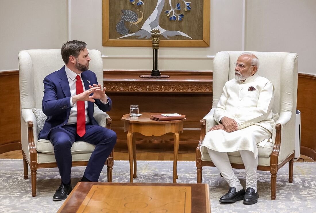 Primeiro-ministro indiano, Narendra Modi (à direita), conversa com o vice-presidente americano, J.D. Vance, durante seu encontro em Nova Déli