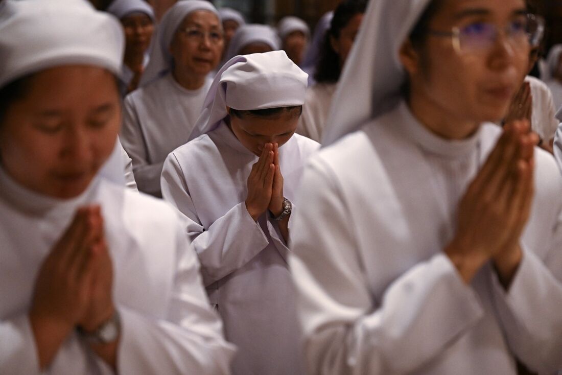Fiéis católicos rezam durante uma missa em memória do Papa Francisco na Catedral da Assunção, em Bangkok