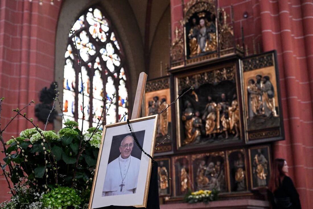 Uma foto do Papa Francisco é exibida na Catedral de Frankfurt, perto da Praça Roemer