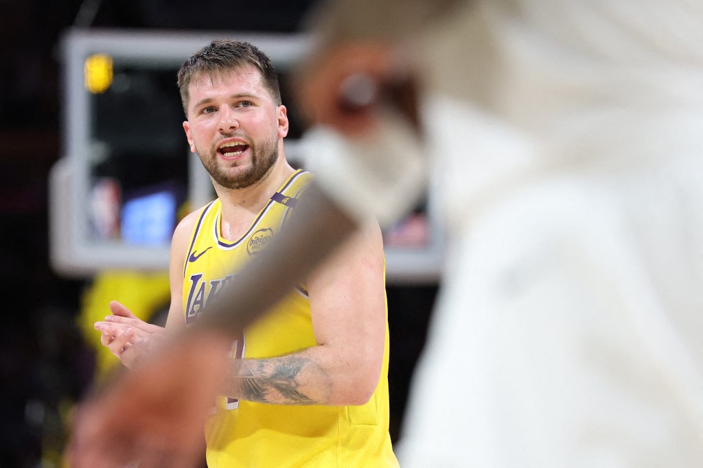 Luka Doncic comanda vitória dos Lakers nos playoffs