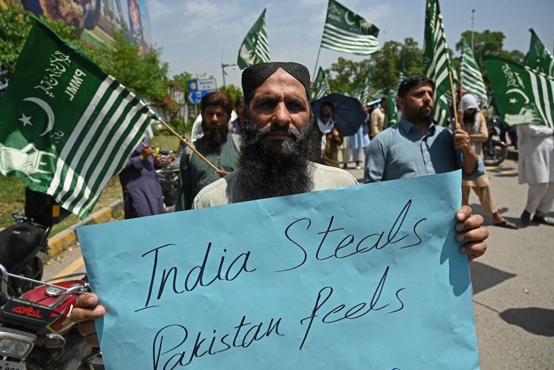 Um ativista do partido Liga Muçulmana Markazi do Paquistão (PMML) segura um cartaz durante um protesto anti-Índia em Islamabad