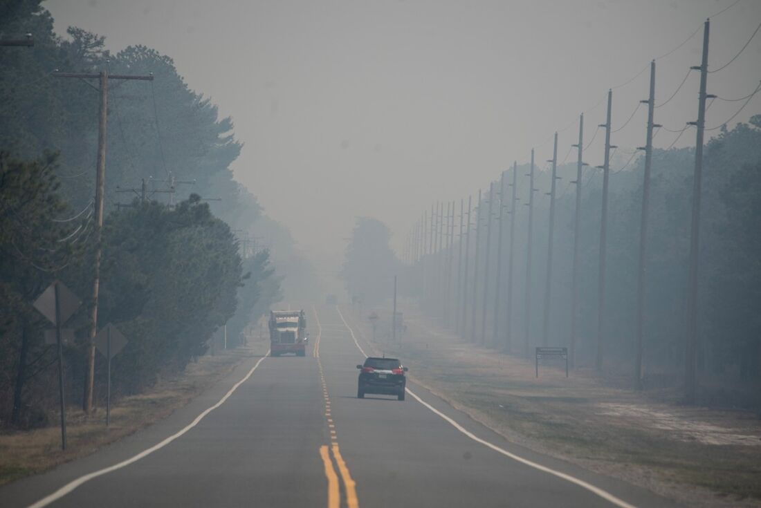 A fumaça do incêndio Jones Road cobre uma estrada perto de Lacey Township, no Condado de Ocean, Nova Jersey, em 23 de abril de 2025.