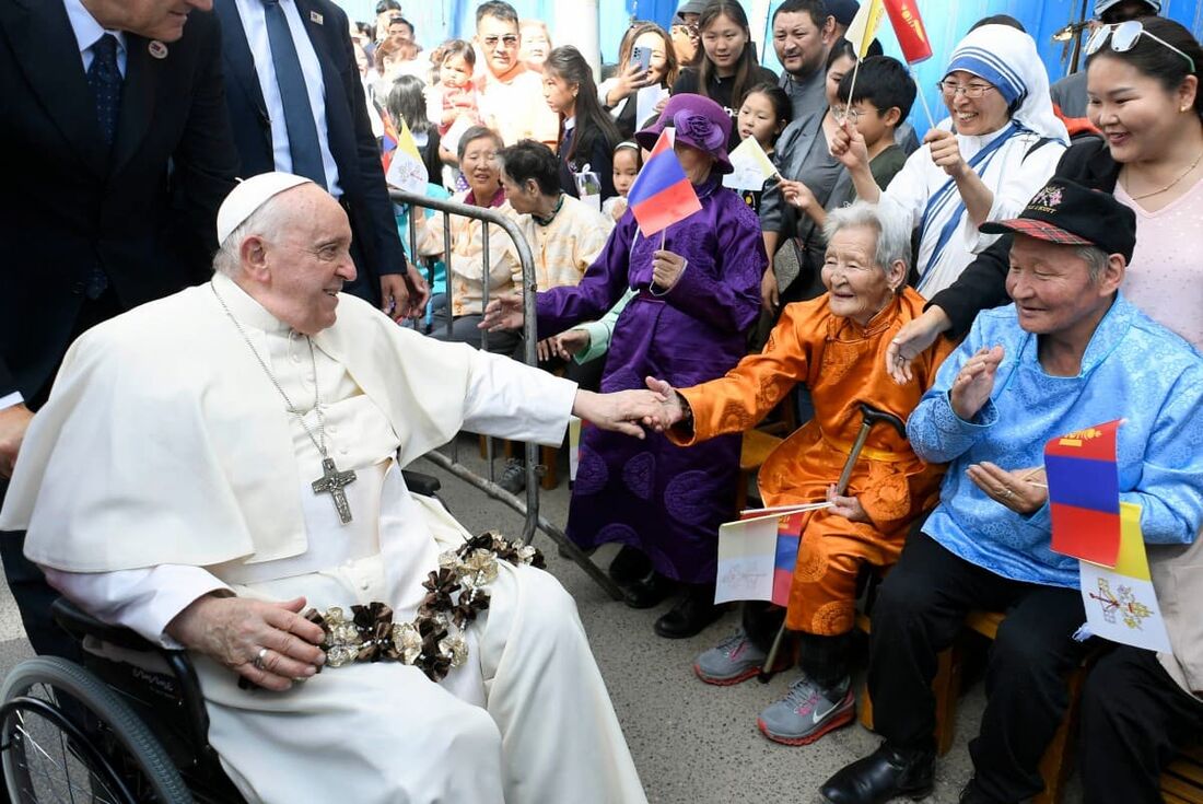 Pessoas cumprimentando o Papa Francisco em sua chegada à Prefeitura Apostólica de Ulaanbaatar., na Mongólia