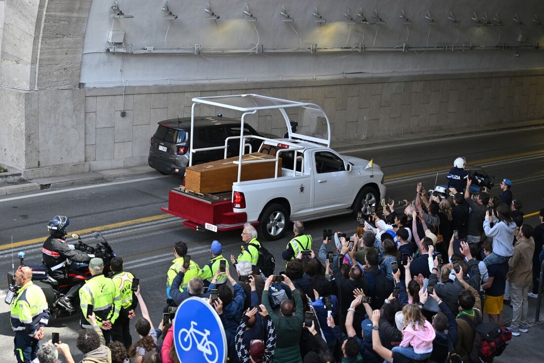 Caixão do papa Francisco deixou o Vaticano neste sábado(26) para sua última viagem a bordo do papamóvel