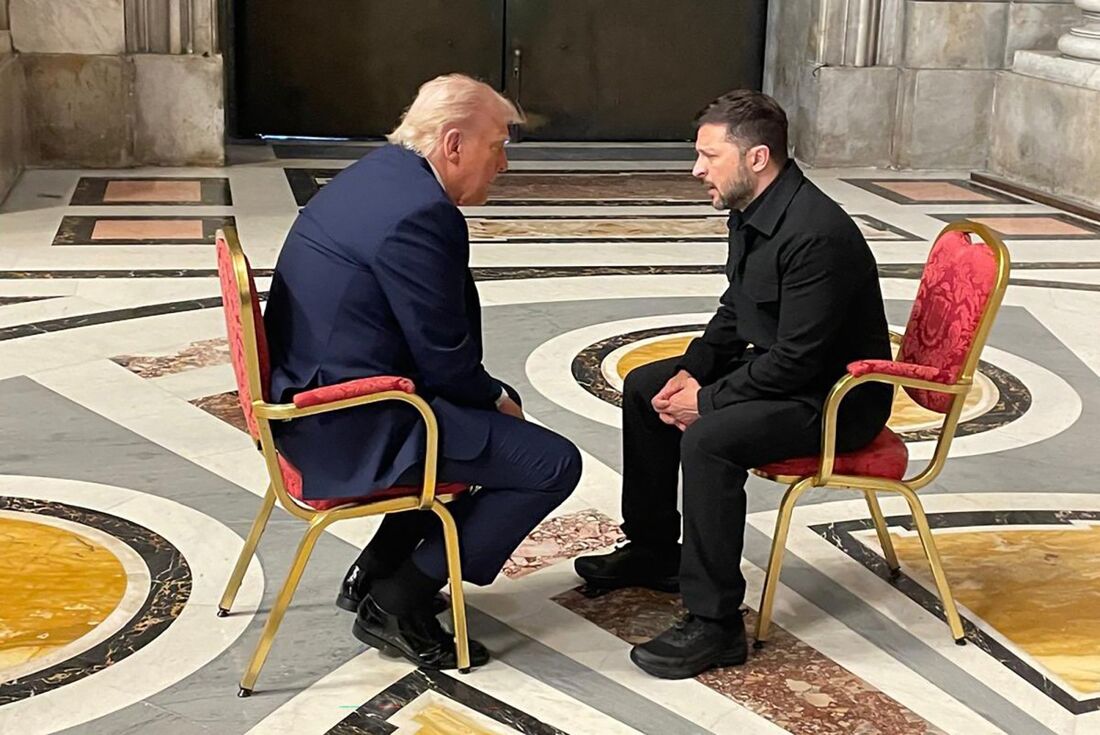 Trump e Zelensky durante breve reunião em Roma