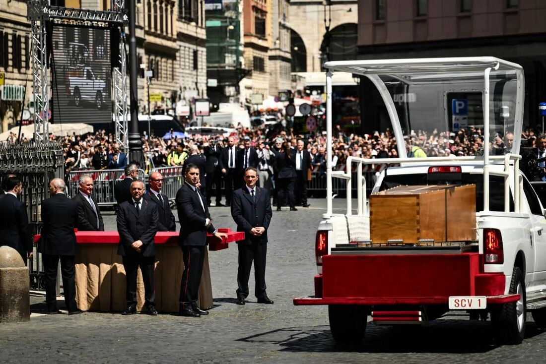 O caixão do falecido Papa Francisco perto da Basílica de Santa Maria Maggiore