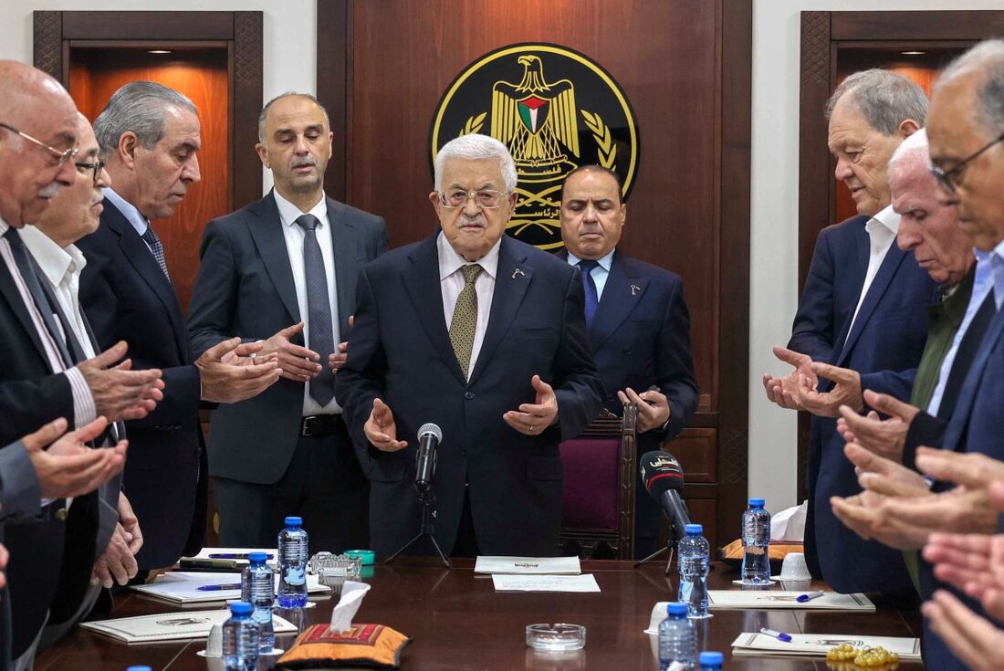 Esta foto divulgada pelo Gabinete de Imprensa da Autoridade Palestina (OPP) mostra o presidente Mahmud Abbas (centro) liderando orações ao lado do secretário-geral da Organização para a Libertação da Palestina (OLP), Hussein al-Sheikh (terceiro à esquerda