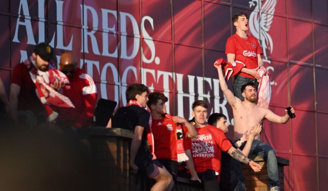 Torcedores do Liverpool comemoram nas ruas do lado de fora de Anfield após a partida de futebol, entre Liverpool e Tottenham Hotspur