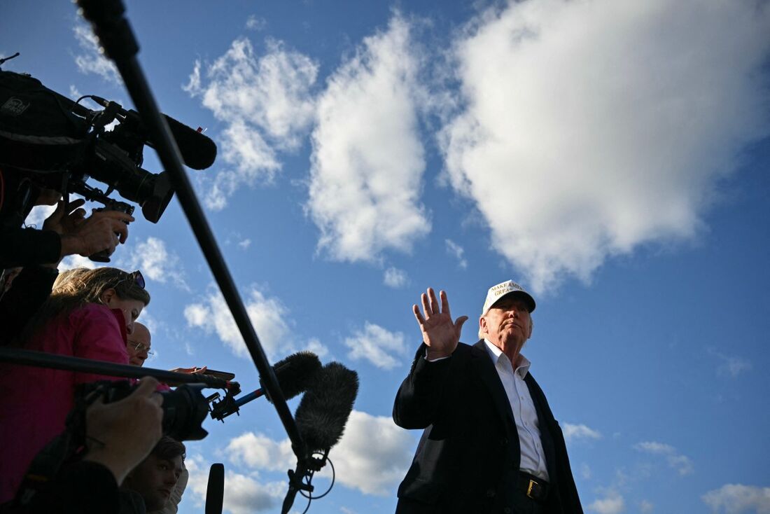 O presidente dos EUA, Donald Trump, fala com repórteres antes de embarcar no Air Force One na partida do Aeroporto Municipal de Morristown, em Morristown, Nova Jersey