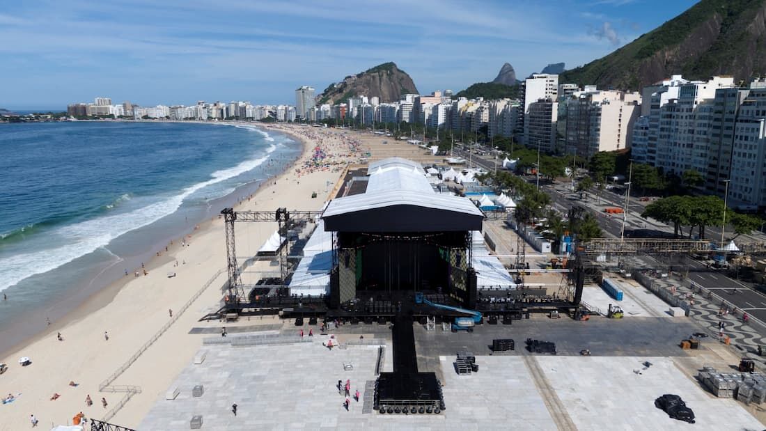 Vista aérea do palco onde Lady Gaga fará show em Copacabana, no Rio de Janeiro