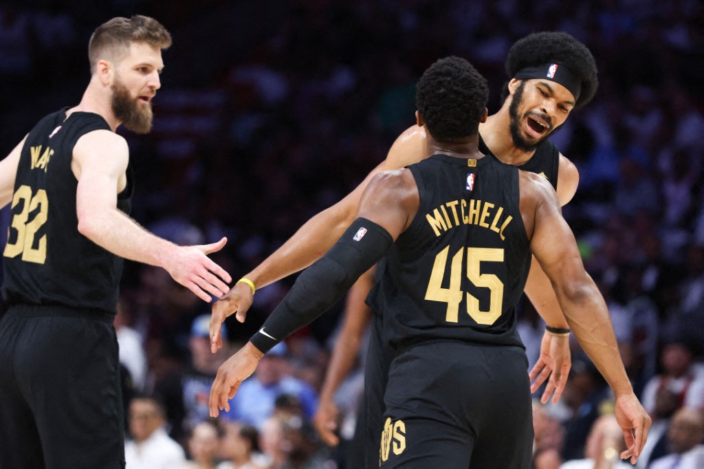 Cavaliers avançam nos playoffs da NBA