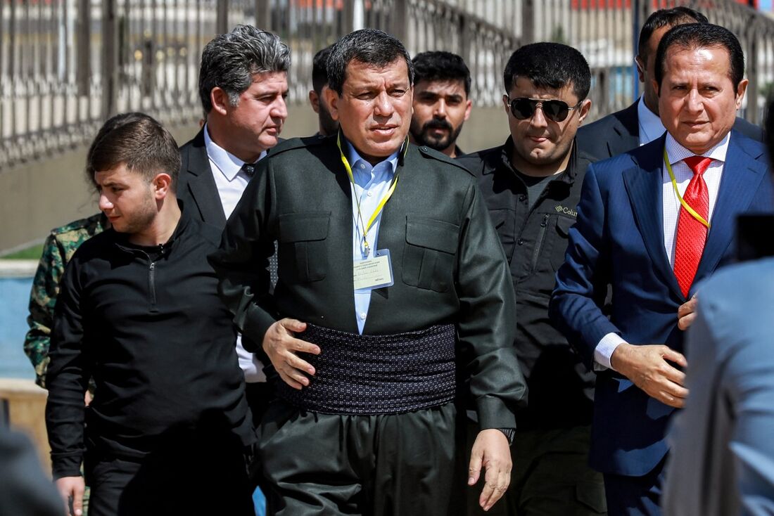Mazloum Abdi (C), comandante-chefe das Forças Democráticas Sírias (FDS), e Hamid Darbandi (D), enviado do político curdo iraquiano Masoud Barzani (líder do Partido Democrático do Curdistão), participam da conferência pan-curda "Unidade e Consenso" em Qami
