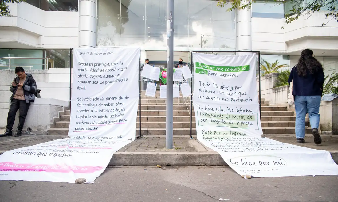 No Brasil, o Código Penal proíbe o aborto, exceto em casos de estupro