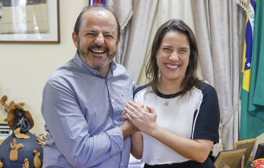 Prefeito de Capoeiras, Nego do Mercado, e a governadora de Pernambuco, Raquel Lyra