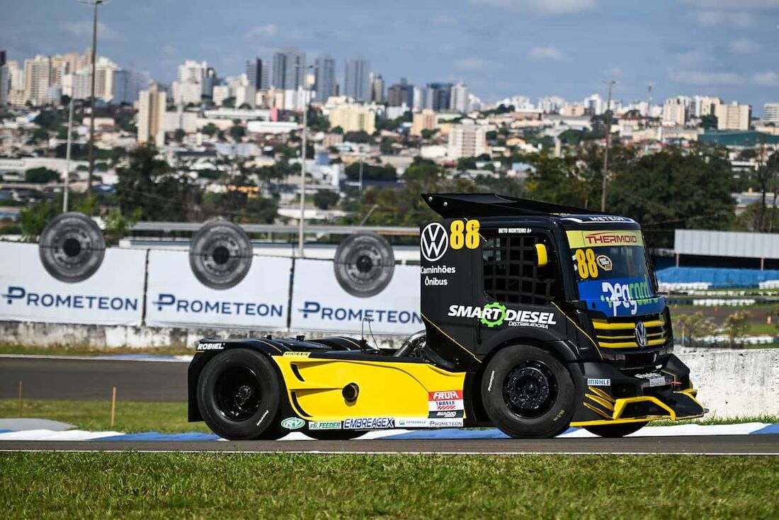 Beto Monteiro lidera os treinos de sexta-feira, em Londrina, na Copa Truck 2025