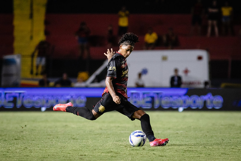Zé Lucas em ação com a camisa do Sport