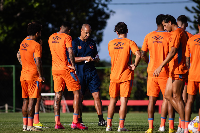 Pepa conversa com jogadores durante treino do Sport no CT