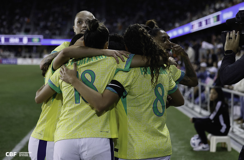 Seleção brasileira de futebol feminino comemora gol contra os Estados Unidos, em amistoso