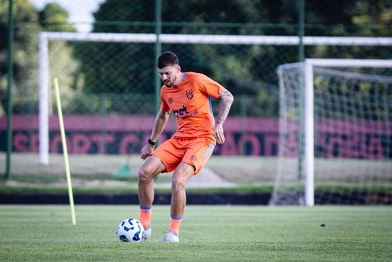 Lucas Cunha durante treino no CT do Sport