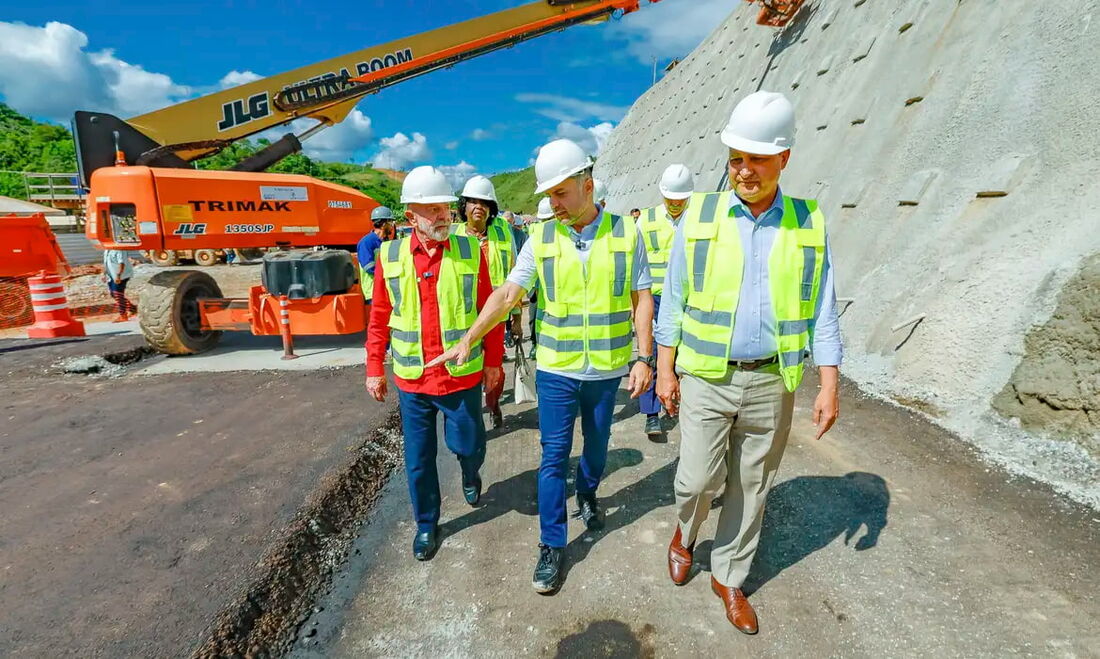 O presidente Luiz Inácio Lula da Silva visitou, nesta terça-feira (15), as obras da Rodovia Presidente Dutra, na região da Serra das Araras, em Paracambi, estado do Rio de Janeiro.
