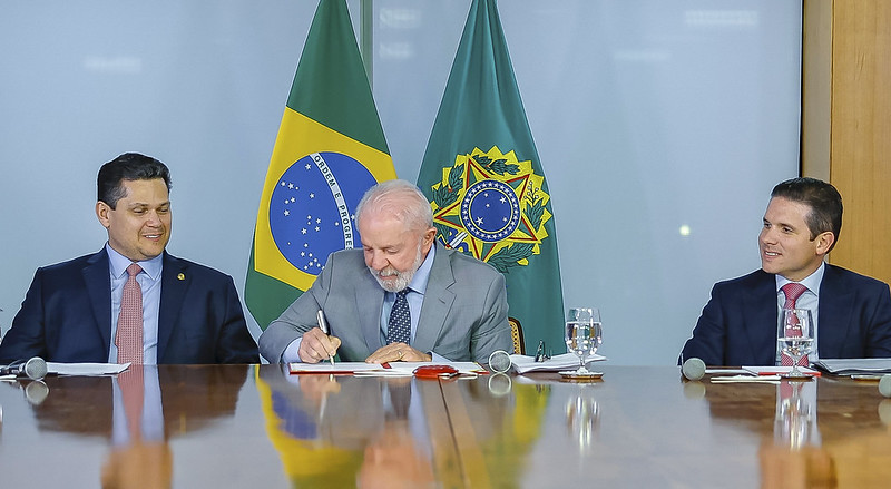 Presidente do Senado, Senador Davi Alcolumbre, Presidente da República, Luiz Inácio Lula da Silva, Presidente da Câmara, Hugo Motta durante Entrega da PEC da Segurança Pública. Palácio do Planalto.