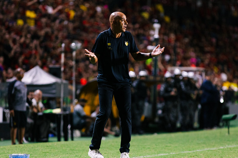 Pepa, técnico do Sport, em campo durante o jogo contra o Fortaleza, pela Série A