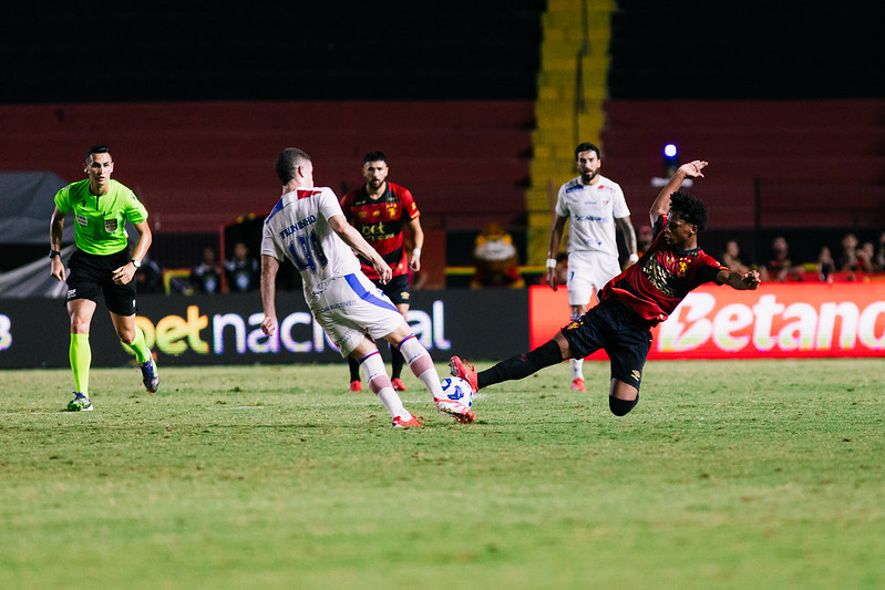 Lance de jogo entre Sport e Fortaleza, na Ilha do Retiro, pela sexta rodada do Brasileirão