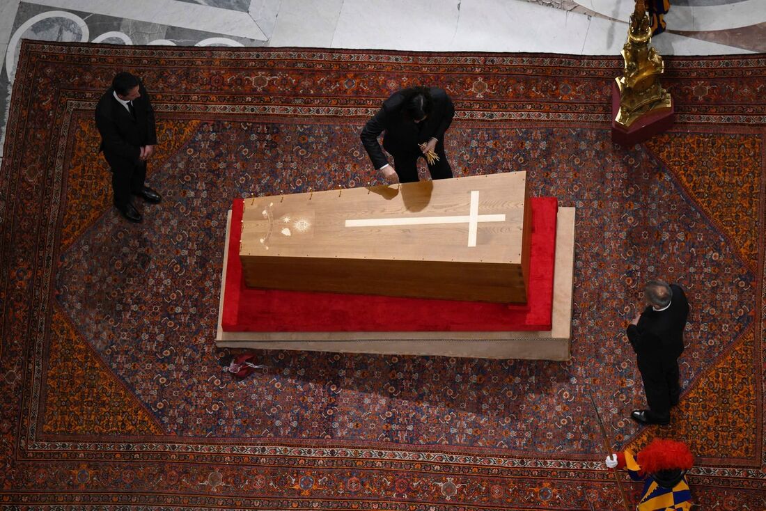Caixão do papa Francisco foi fechado nesta sexta-feira (25)