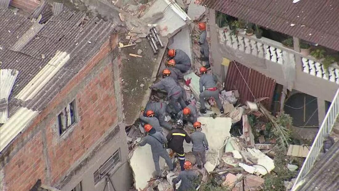 Bombeiros procuram por desaparecidos em casa que desabou na rua Humberto Gomes Maia, bairro da Brasilândia, Zona Norte de São Paulo. 