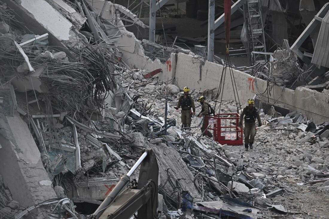 Bombeiros que atuam após o terremoto seguem em busca de corpos e sobreviventes