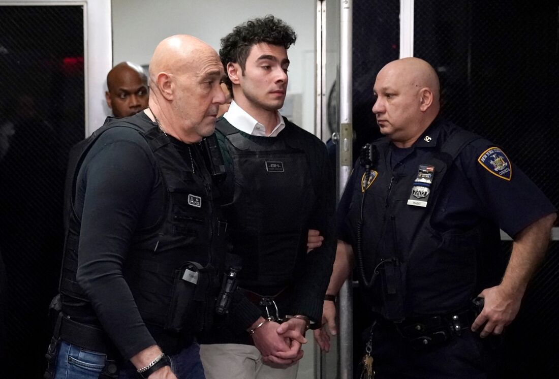 Luigi Mangione (C), acusado de matar o CEO da seguradora americana Brian Thompson, chega para uma audiência na cidade de Nova York em 21 de fevereiro de 2025