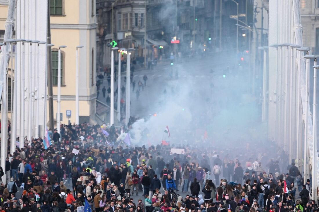 Protesto contra lei que visa proibir parada do Orgulho em Budapeste