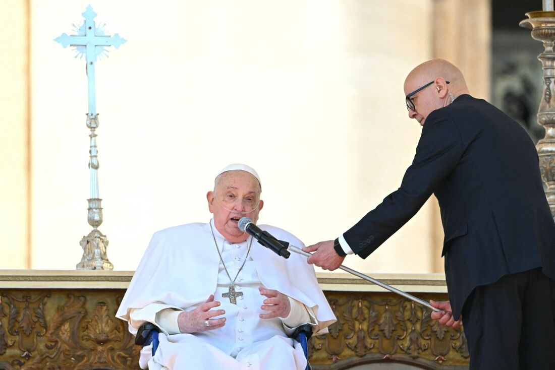 Papa Francisco agradecendo aos fiés