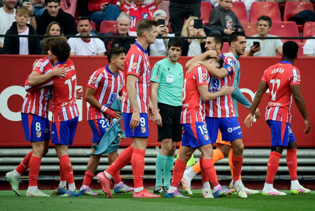 Jogadores do Atlético de Madrid celebram gol sobre o Sevilla