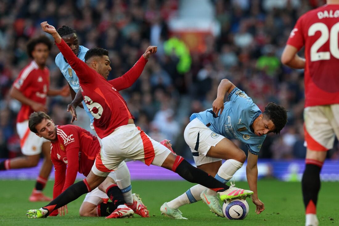 Casemiro disputa a bola no clássico entre Manchester United e Manchester City