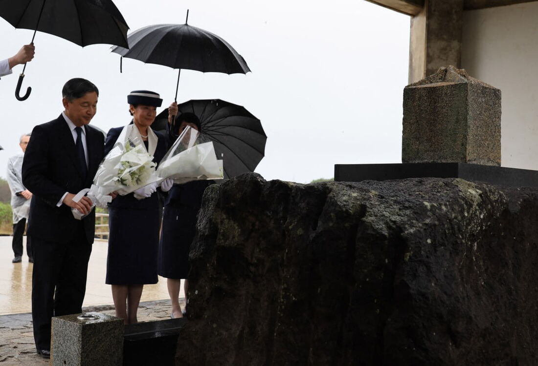 O imperador japonês Naruhito e a imperatriz Masako oferecem flores ao monumento aos veteranos de guerra de Iwo Jima durante sua visita à ilha, no Japão