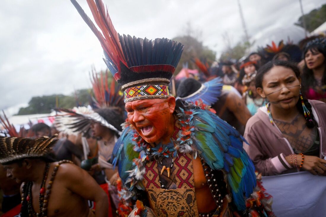 Um indígena brasileiro Tupinambá se apresenta durante o primeiro dia do Acampamento Terra Livre em Brasília, em 7 de abril de 2025.