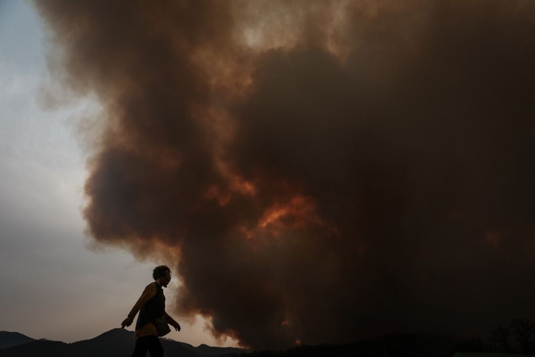 Fumaça de um incêndio florestal em Uiseong, Coreia do Sul