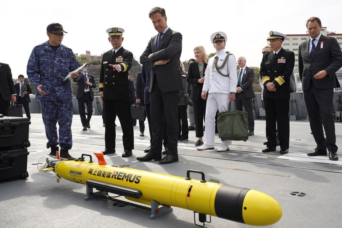 O Secretário-Geral da OTAN, Mark Rutte (C), inspeciona um Veículo Submarino Não Tripulado (UUV) na Base de Yokosuka da Força de Autodefesa Marítima do Japão, em Yokosuka