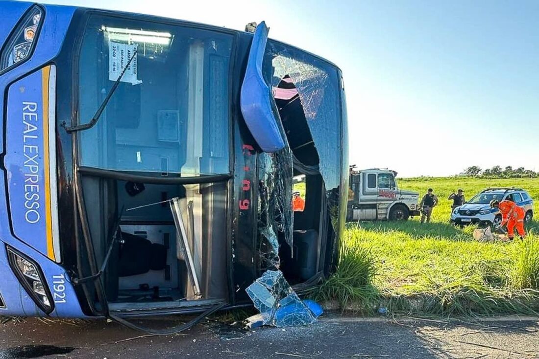 Ônibus capotou na rodovia MG-223, próximo a Araguari, Minas Gerais