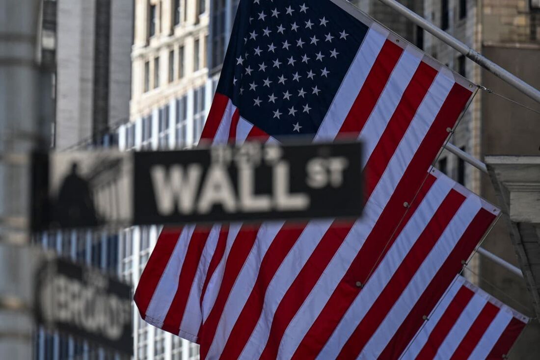 Uma bandeira dos EUA perto da Bolsa de Valores de Nova York