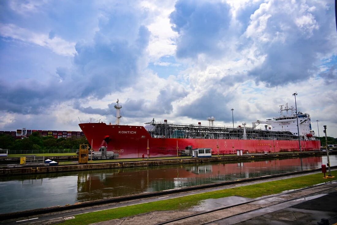 Um navio cargueiro de gás navega pelas Eclusas de Miraflores, no Canal do Panamá, na Cidade do Panamá