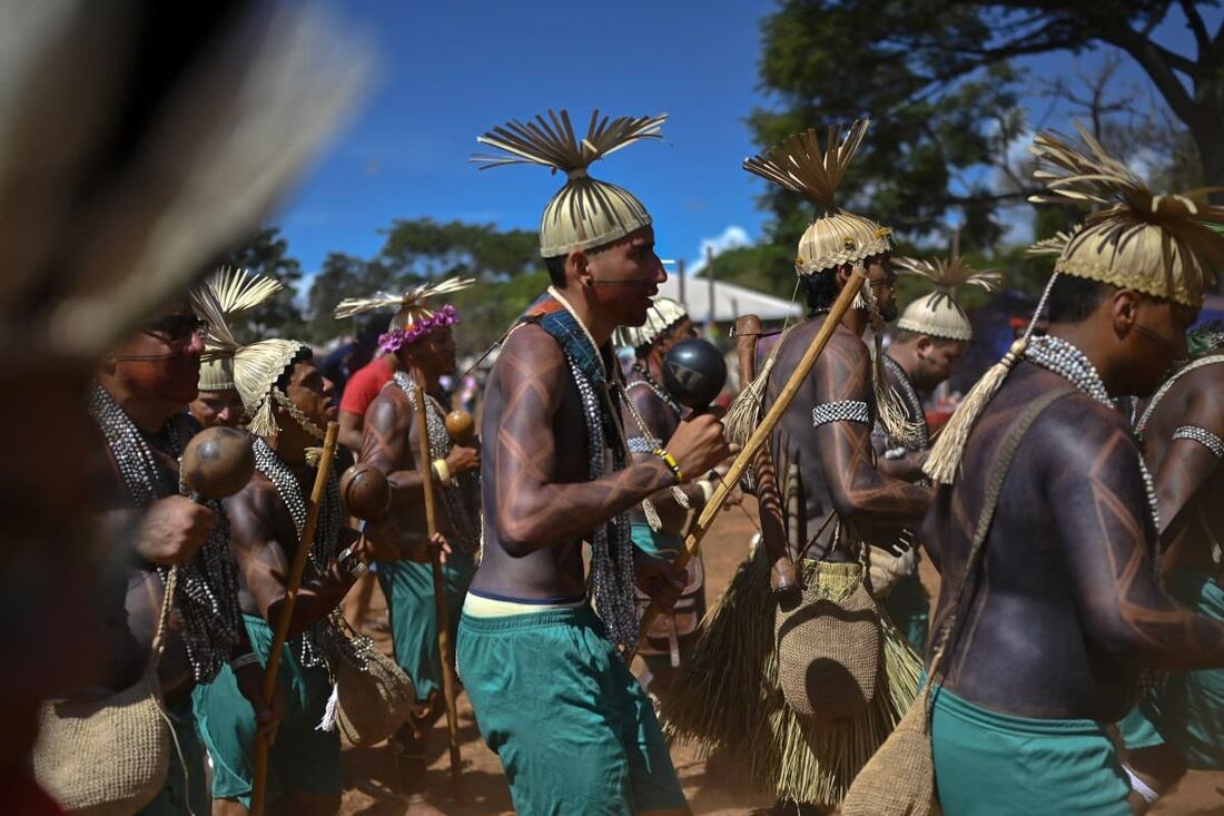Indígenas Xukuru do Brasil se apresentam na chegada para participar de um painel sobre saúde indígena durante o Acampamento Terra Livre (ATL), em Brasília