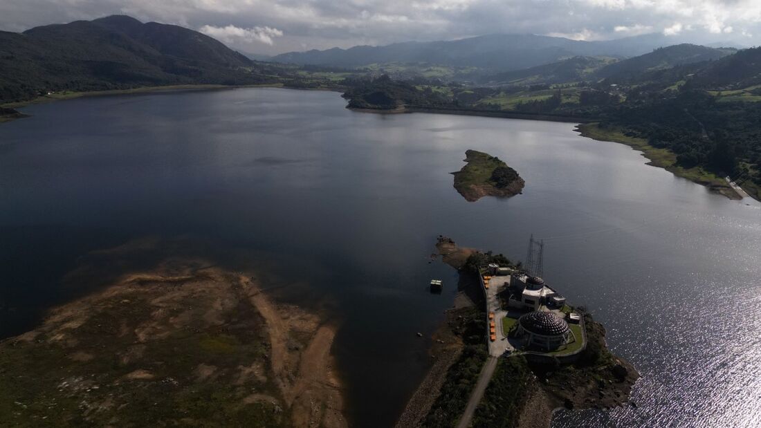 Vista aérea da Represa San Rafael, barragem que faz parte do sistema Chingaza e que abastece 70% da água utilizada em Bogotá